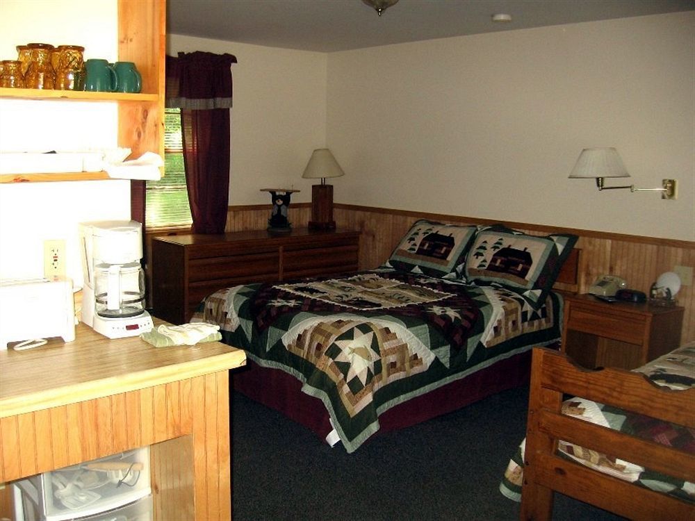 Bear Tree Lodge Weirs Beach Room photo